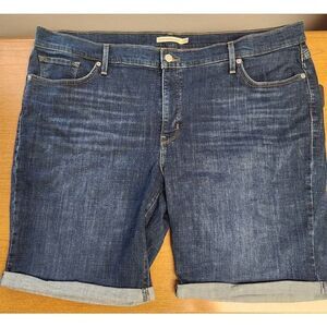 NWOT Levi's 24W classic Bermuda denim shorts. Measures approx  46 waist, 10 inse